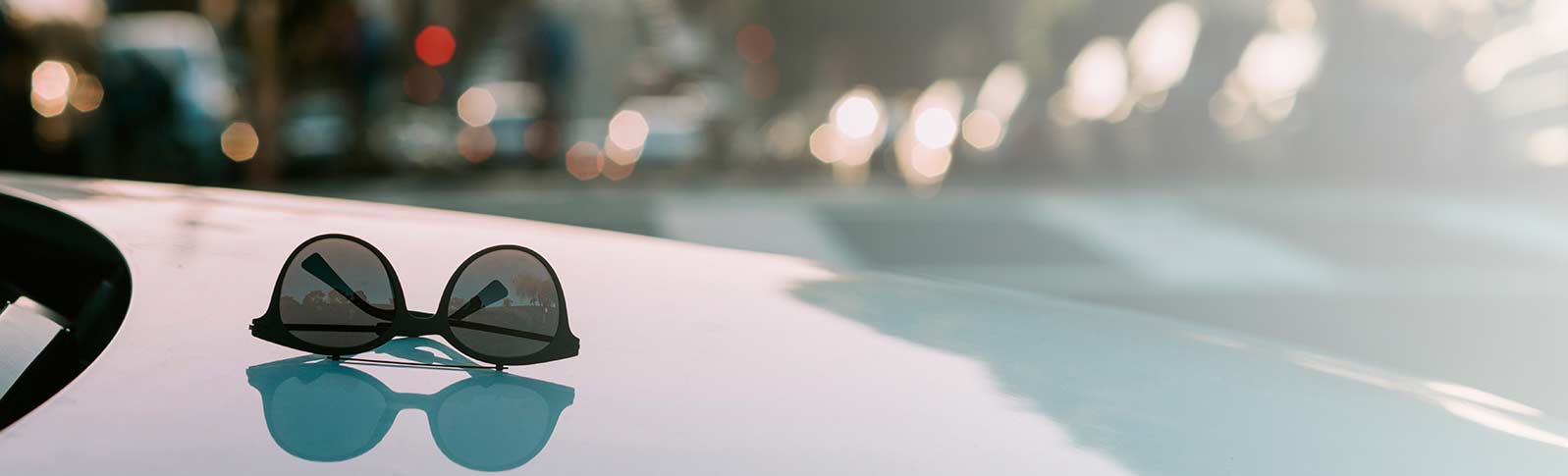 solbriller på en dashbord i en bil