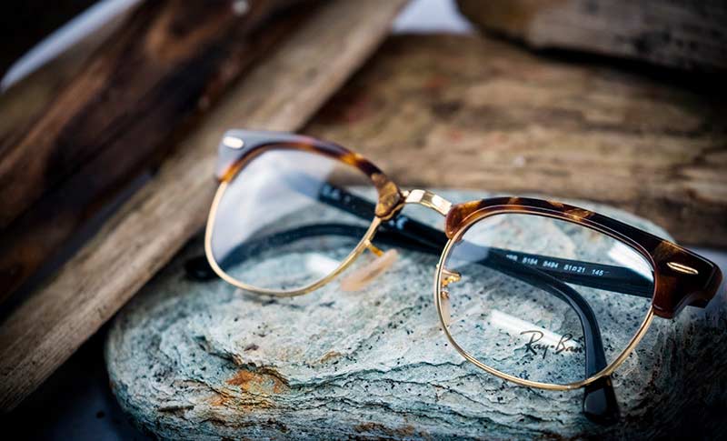 ray-ban briller type browline på et bord