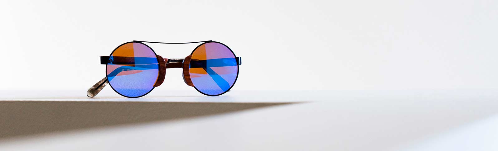 Gafas Finas golpeadas sobre una nesa